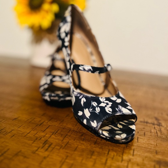 Naturalizer Women's Navy Floral Heels - Picture 6 of 7